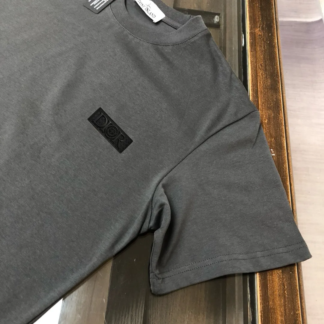 P150 A⭐️Stone Island Latest Couple Style Round Neck Short Sleeve Couple T-shirt ~ Spring and Summer New Product High Quality 🔥🔥Customized Unique Compass Logo Embroidery Logo Embellishment ~ Fashionable and Versatile Trendy Style Customized Imported Fabrics! Comfortable to wear, breathable, fashionable without losing personality, the upper body is casual and casual, handsome and stylish, showing the temperament of a big brand. All three standards are complete! ! Color: Black White Dark Gray Brown Size: SMLXLXXL